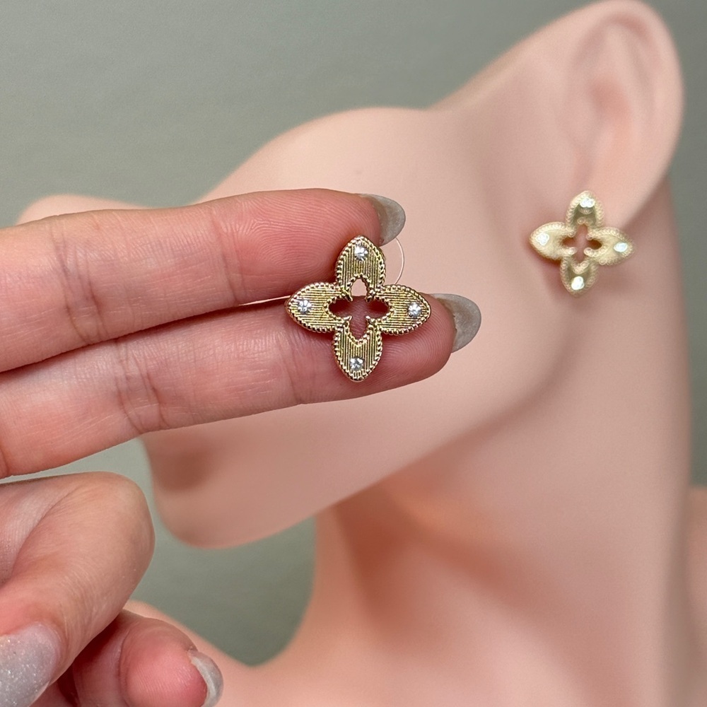 Luxury Gold Floral Stud Earrings With Zirconia 18K Gold Plated - Picture 5 of 8